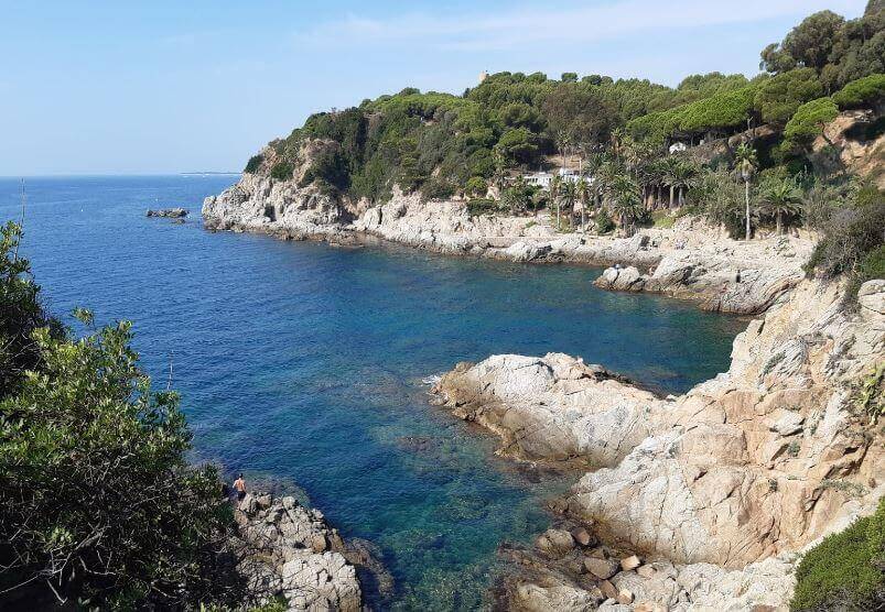 La playa Cala Banys se encuentra en el municipio de Lloret de Mar, perteneciente a la provincia de Girona y a la comunidad autónoma de Cataluña