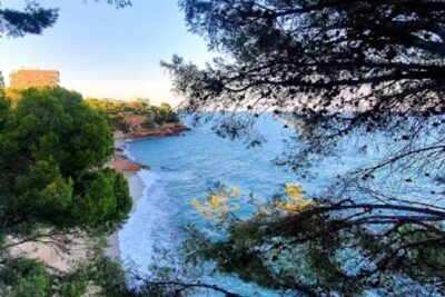 La playa Cala Bot se encuentra en el municipio de Mont-roig del Camp