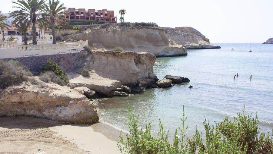 La playa Cala Cuartel se encuentra en el municipio de Pulpí, perteneciente a la provincia de Almería y a la comunidad autónoma de Andalucía