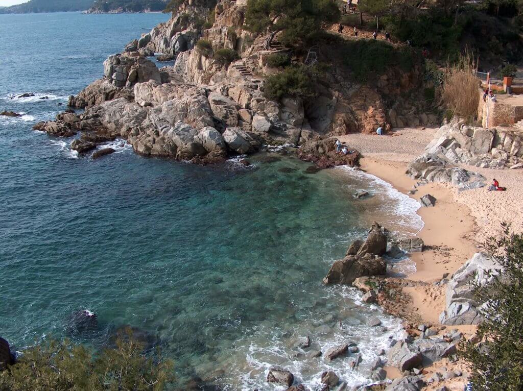 La playa Cala d'en Trons se encuentra en el municipio de Lloret de Mar, perteneciente a la provincia de Girona y a la comunidad autónoma de Cataluña