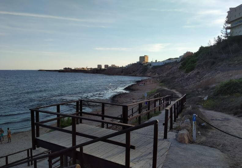 La playa Cala de Cabo Cervera se encuentra en el municipio de Torrevieja, perteneciente a la provincia de Alicante y a la comunidad autónoma de Comunidad Valenciana