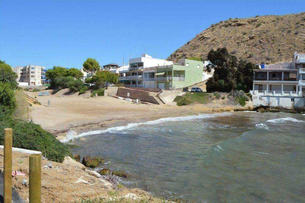 La playa Cala de la Tía Antonia se encuentra en el municipio de Pulpí, perteneciente a la provincia de Almería y a la comunidad autónoma de Andalucía