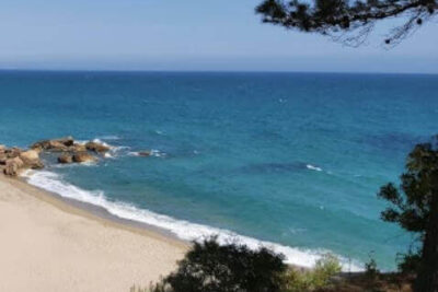 La playa Cala de las Sirenas / Cala Les Sirenes se encuentra en el municipio de Mont-roig del Camp