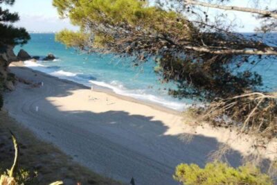 La playa Cala de los Angeles se encuentra en el municipio de Mont-roig del Camp