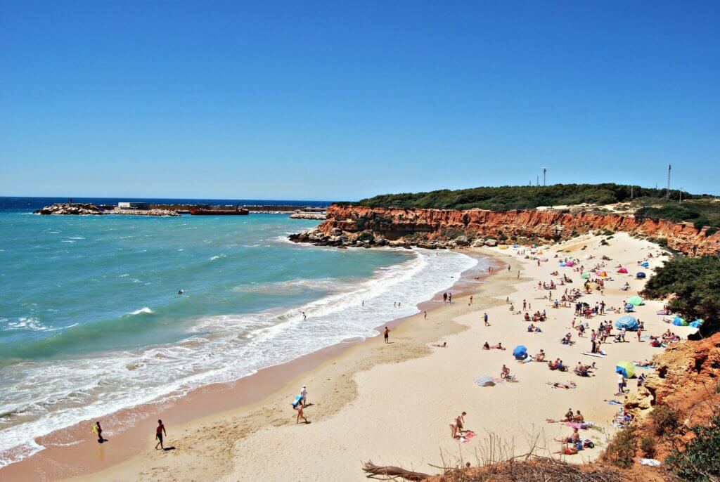 La playa Cala del Aceite se encuentra en el municipio de Conil de la Frontera, perteneciente a la provincia de Cádiz y a la comunidad autónoma de Andalucía