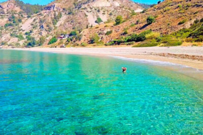 La playa Cala del Cañuelo se encuentra en el municipio de Nerja