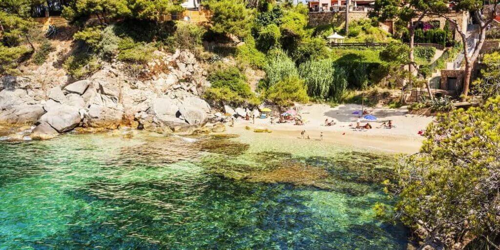La playa Cala del Pi se encuentra en el municipio de Castell-Platja d'Aro, perteneciente a la provincia de Girona y a la comunidad autónoma de Cataluña