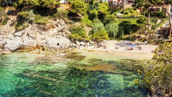 La playa Cala del Pi se encuentra en el municipio de Castell-Platja d'Aro