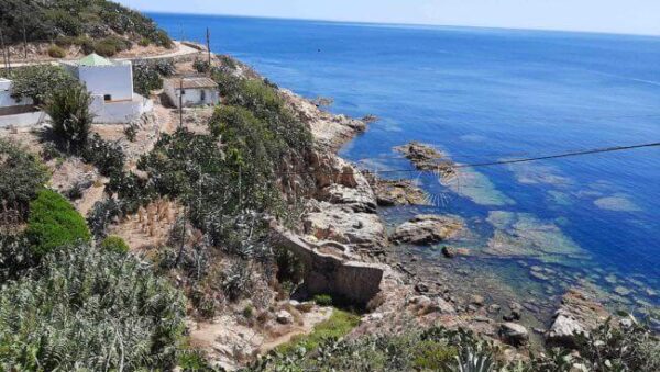 La playa Cala del Sarchal se encuentra en el municipio de Ceuta