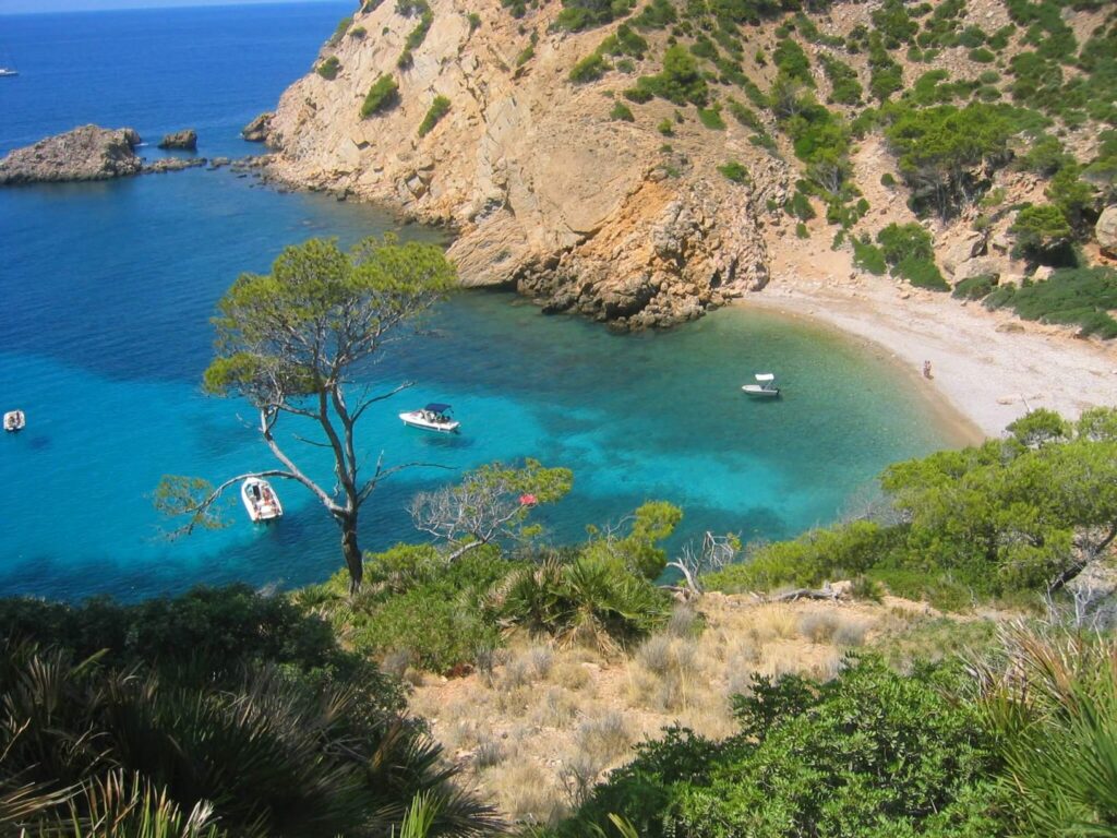 La playa Cala Egos / Caló de ses Egües se encuentra en el municipio de Santany