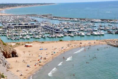 La playa Cala Ginesta se encuentra en el municipio de Sitges