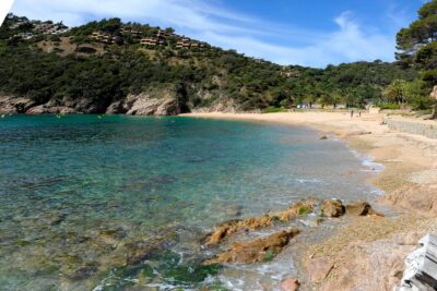 La playa Cala Giverola se encuentra en el municipio de Tossa de Mar