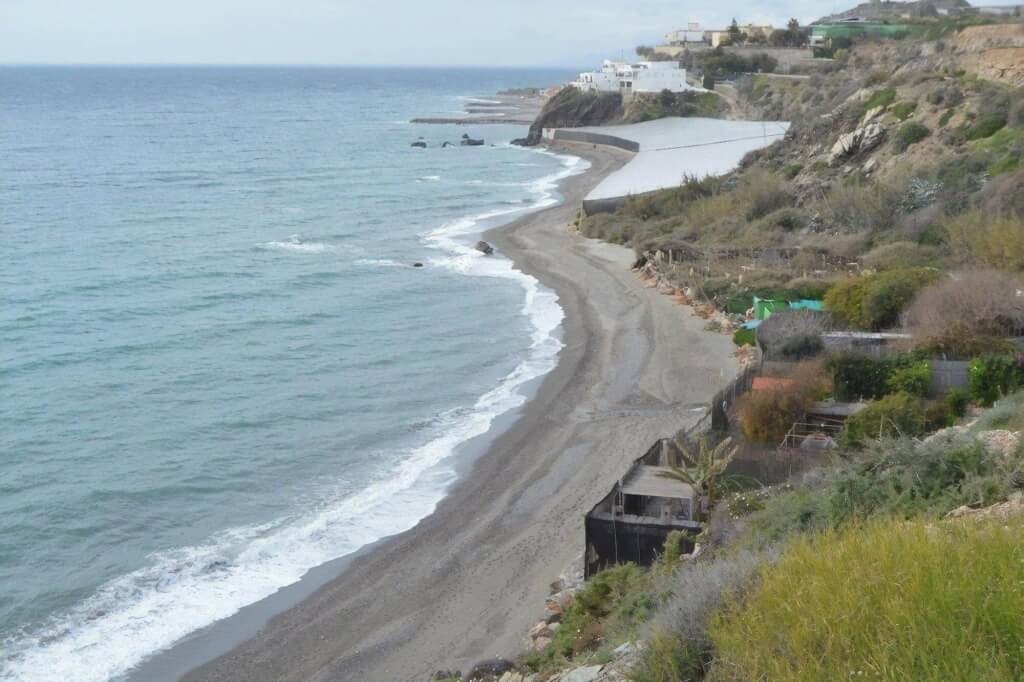 La playa Cala Junco se encuentra en el municipio de Adra