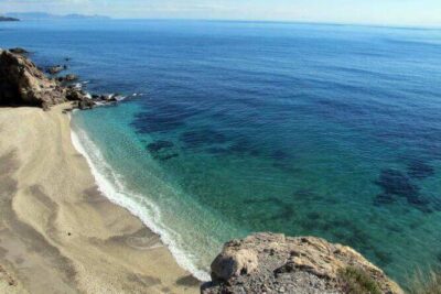 La playa Cala Junquera se encuentra en el municipio de Lorca