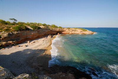 La playa Cala Leña se encuentra en el municipio de L'Ametlla de Mar
