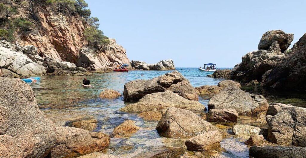 La playa Cala Morisca se encuentra en el municipio de Lloret de Mar, perteneciente a la provincia de Girona y a la comunidad autónoma de Cataluña