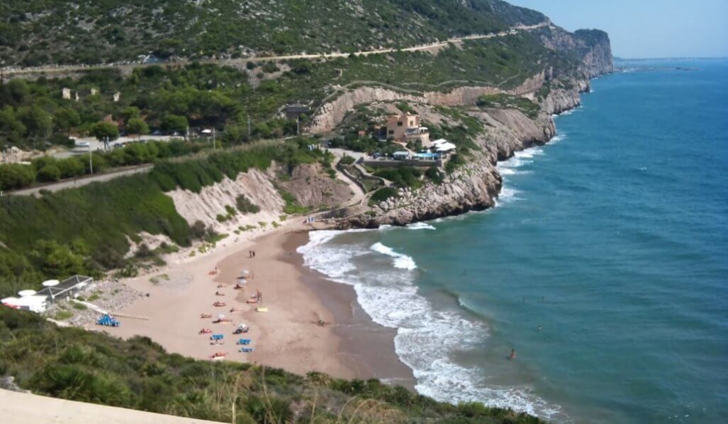 La playa Cala Morisca se encuentra en el municipio de Sitges, perteneciente a la provincia de Barcelona y a la comunidad autónoma de Cataluña