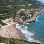 La playa Cala Morisca se encuentra en el municipio de Sitges