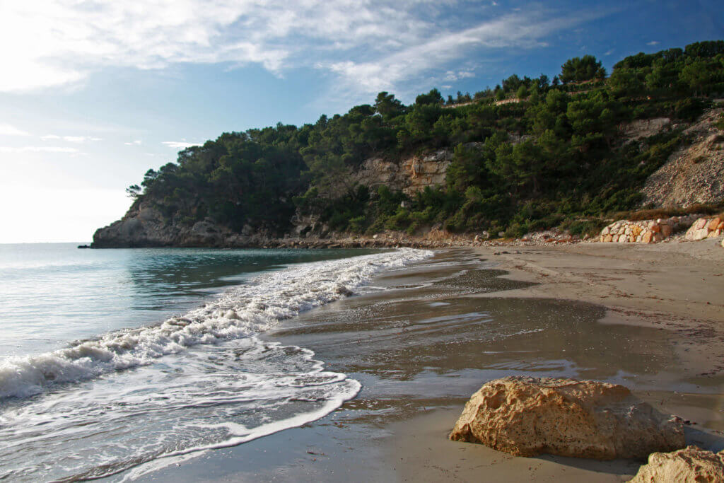 La playa Cala Moros se encuentra en el municipio de El Perell, perteneciente a la provincia de Tarragona y a la comunidad autónoma de Cataluña