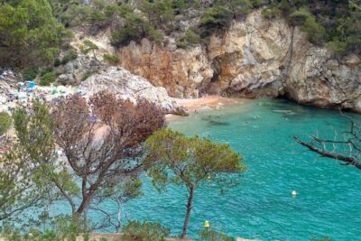 La playa Cala Pola se encuentra en el municipio de Tossa de Mar