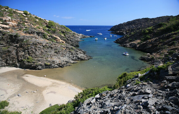 La playa Cala Portaló se encuentra en el municipio de Cadaqués, perteneciente a la provincia de Girona y a la comunidad autónoma de Cataluña