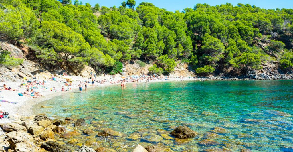 La playa Cala Rostella / Cala Rustella se encuentra en el municipio de Roses, perteneciente a la provincia de Girona y a la comunidad autónoma de Cataluña