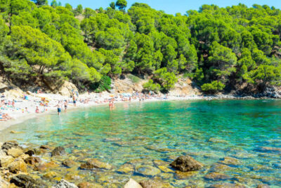 La playa Cala Rostella / Cala Rustella se encuentra en el municipio de Roses