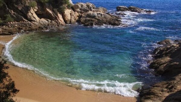 La playa Cala Rovira se encuentra en el municipio de Castell-Platja d'Aro