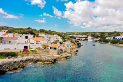 La playa Cala Sant Esteve se encuentra en el municipio de Es Castell