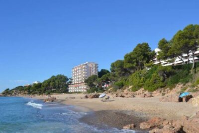 La playa Cala Vieneses / Cala dels Vienesos se encuentra en el municipio de Mont-roig del Camp