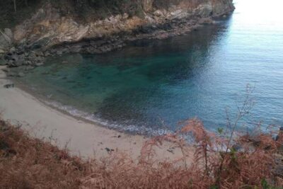 La playa Calas de Ladrido / Vidueiros se encuentra en el municipio de Ortigueira