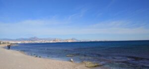 La playa Agua Amarga se encuentra en el municipio de Alicante