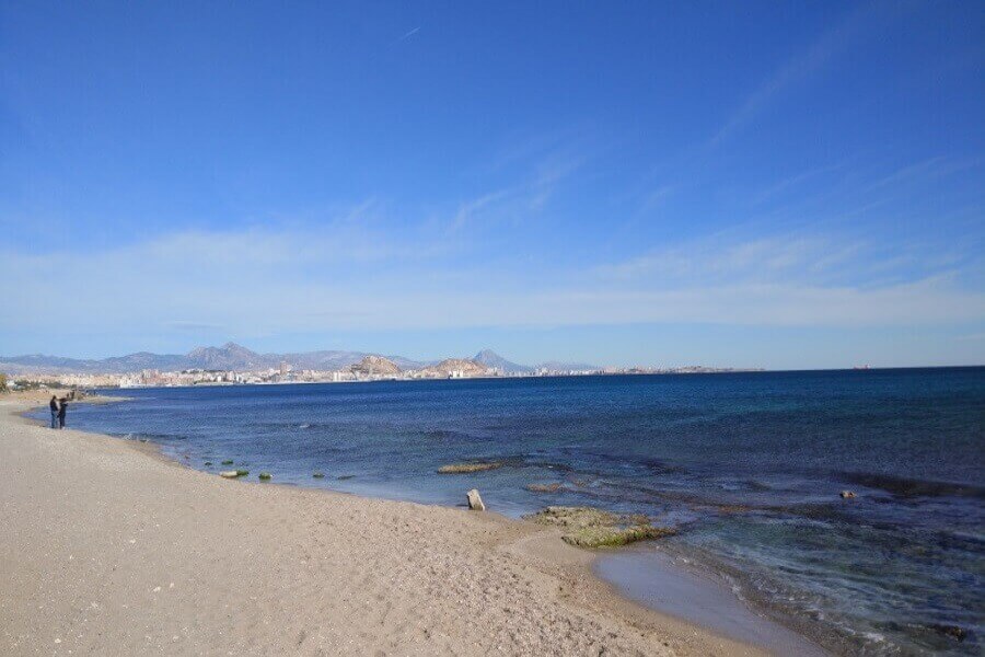La playa Agua Amarga se encuentra en el municipio de Alicante, perteneciente a la provincia de Alicante y a la comunidad autónoma de Comunidad Valenciana