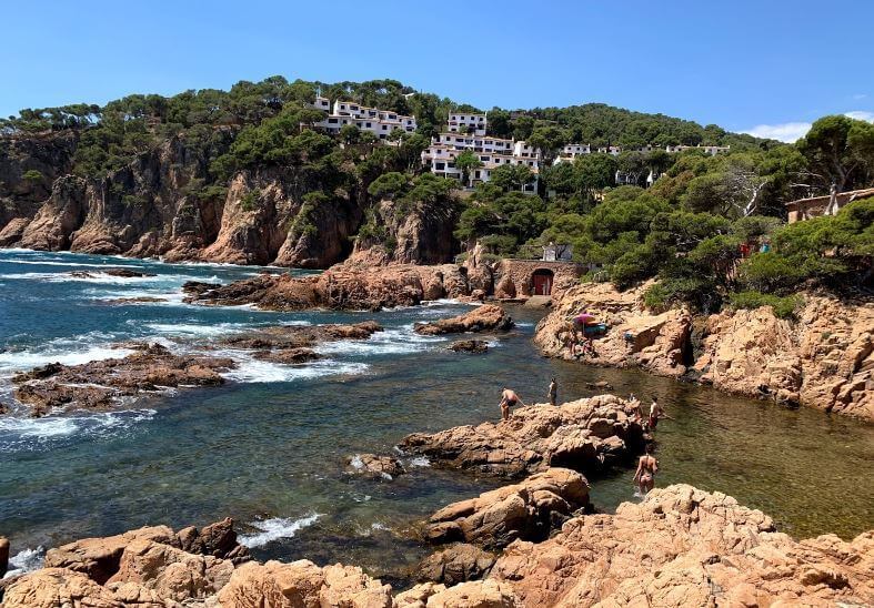 La playa Agua Gélida / Aigua Xelida se encuentra en el municipio de Palafrugell, perteneciente a la provincia de Girona y a la comunidad autónoma de Cataluña