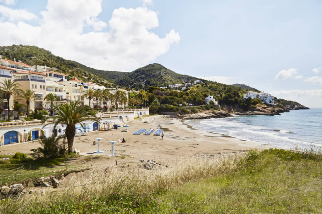 La playa Aiguadolç se encuentra en el municipio de Sitges, perteneciente a la provincia de Barcelona y a la comunidad autónoma de Cataluña