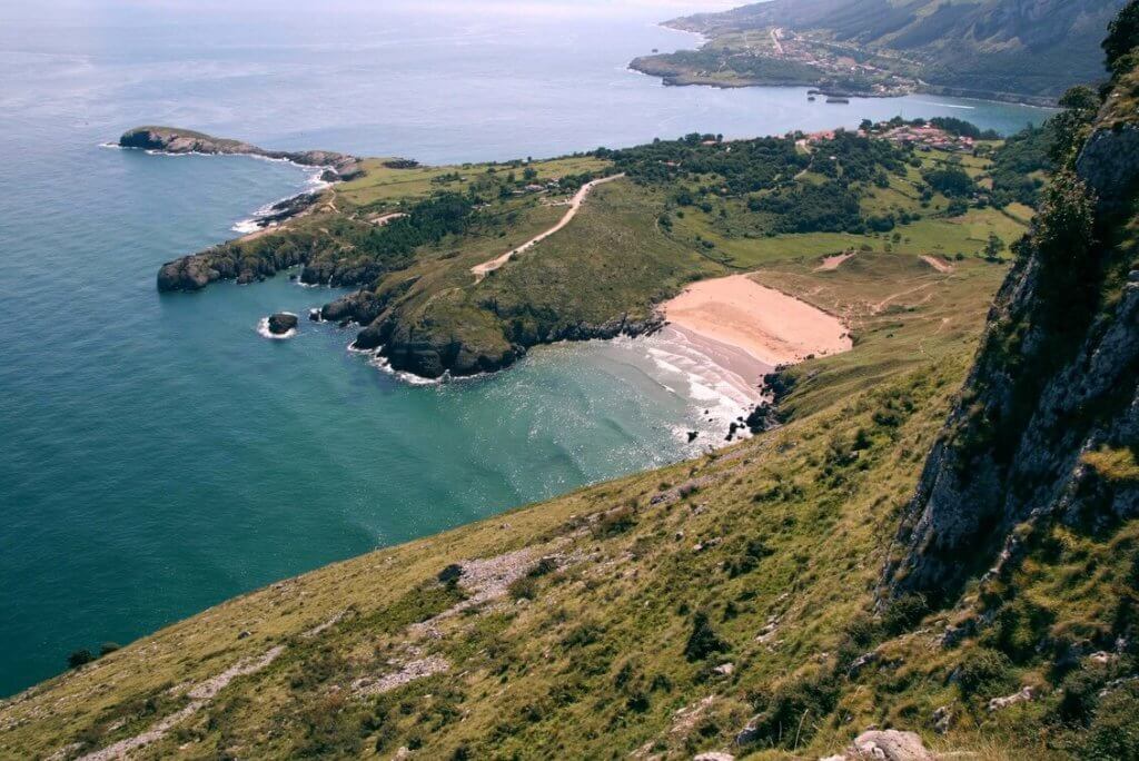 La playa Arenal de Sonabia / Valdearenas se encuentra en el municipio de Liendo, perteneciente a la provincia de Cantabria y a la comunidad autónoma de Cantabria
