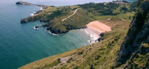 La playa Arenal de Sonabia / Valdearenas se encuentra en el municipio de Liendo