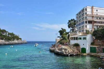 La playa Caló Santanyí / Caló de ses Agulles / sa Bagasseta se encuentra en el municipio de Santany