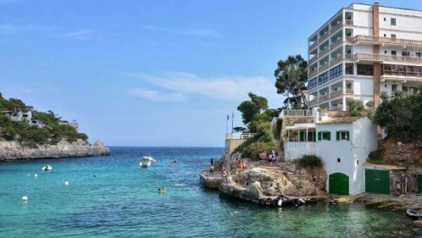 La playa Caló Santanyí / Caló de ses Agulles / sa Bagasseta se encuentra en el municipio de Santany