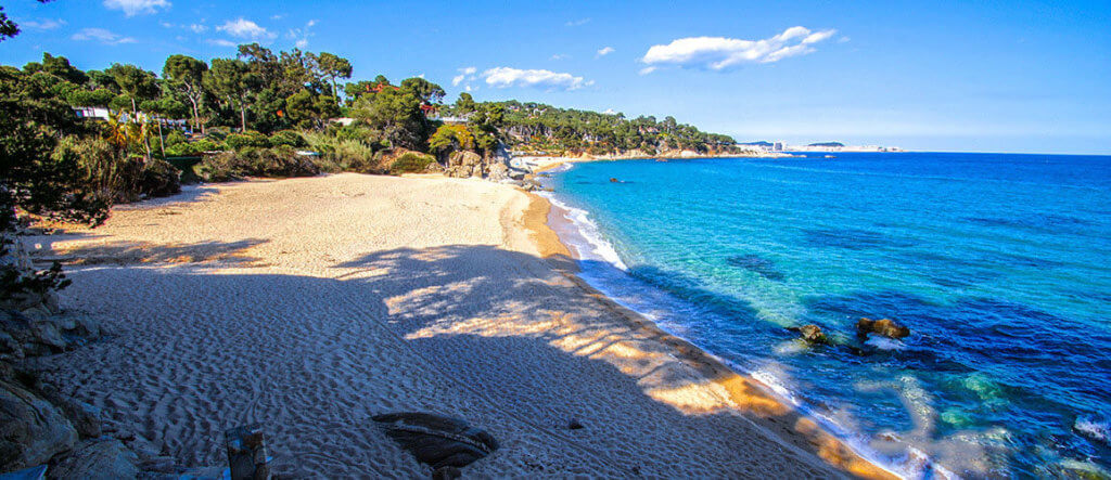 La playa Can Cristus se encuentra en el municipio de Calonge, perteneciente a la provincia de Girona y a la comunidad autónoma de Cataluña
