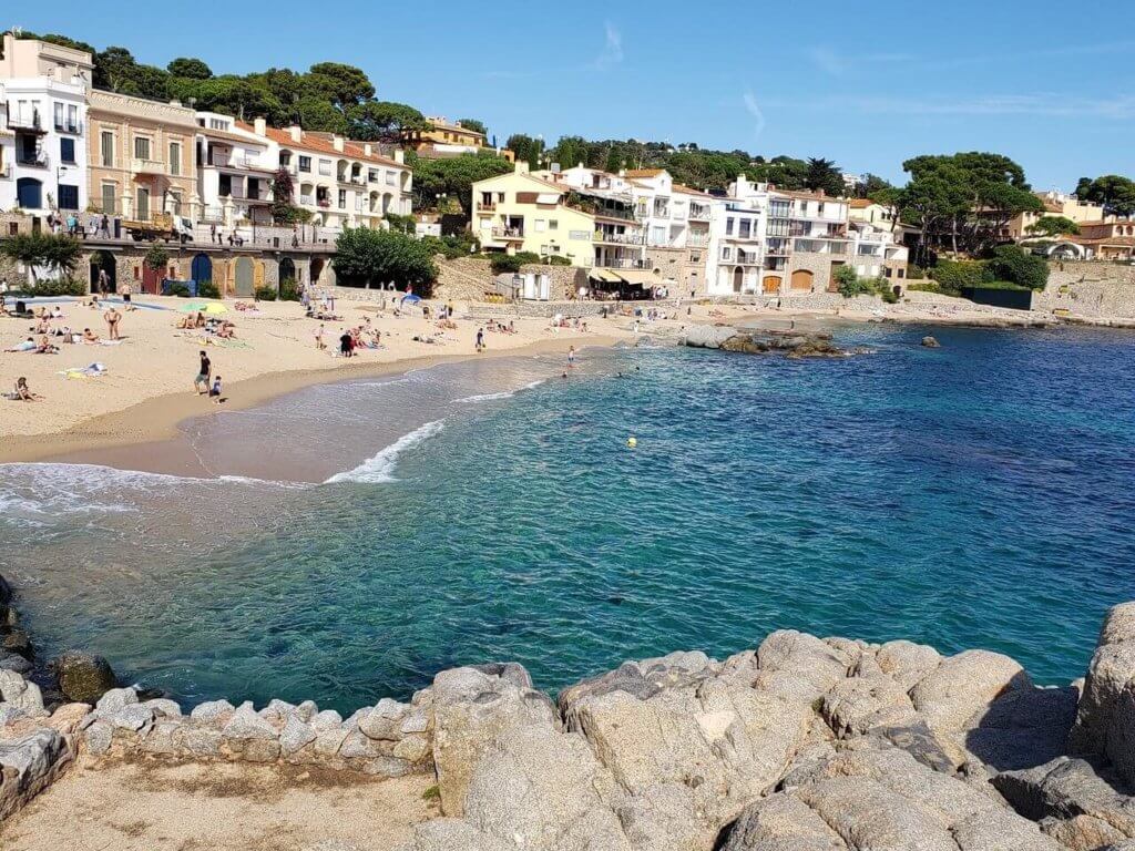 La playa Canadell / Els Canyissos se encuentra en el municipio de Palafrugell, perteneciente a la provincia de Girona y a la comunidad autónoma de Cataluña