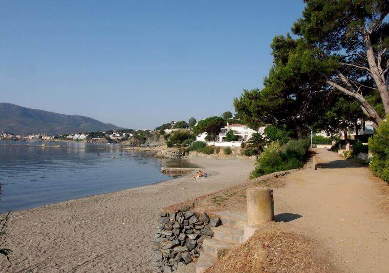 La playa Canyelles se encuentra en el municipio de Lloret de Mar, perteneciente a la provincia de Girona y a la comunidad autónoma de Cataluña