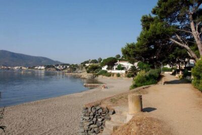 La playa Canyelles / Cap de Ras se encuentra en el municipio de Llançà