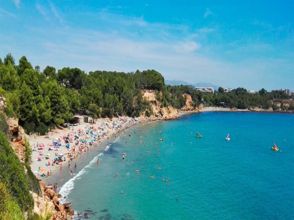 La playa Cap Roig se encuentra en el municipio de Calonge, perteneciente a la provincia de Girona y a la comunidad autónoma de Cataluña