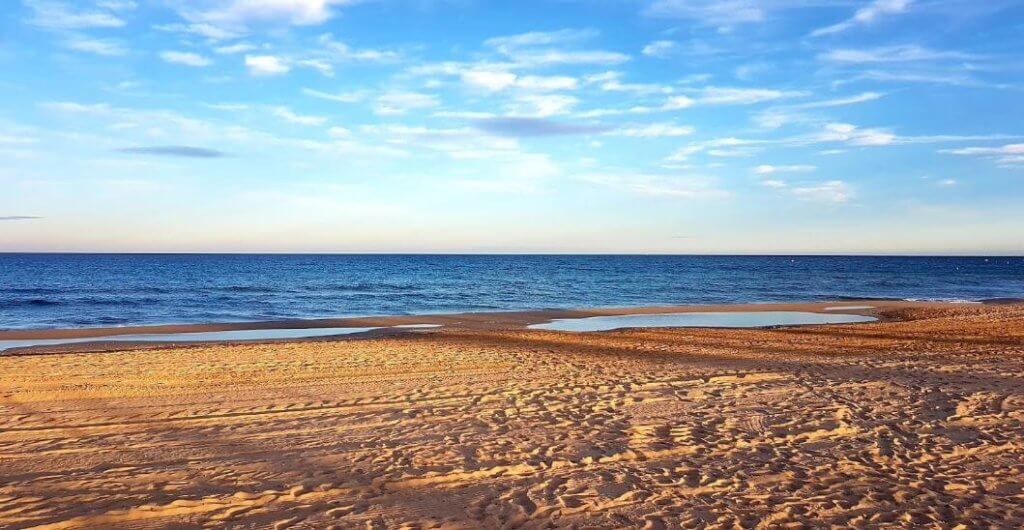 La playa Carabassí se encuentra en el municipio de Elche, perteneciente a la provincia de Alicante y a la comunidad autónoma de Comunidad Valenciana