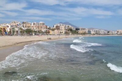 La playa Playa Centro se encuentra en el municipio de Villajoyosa