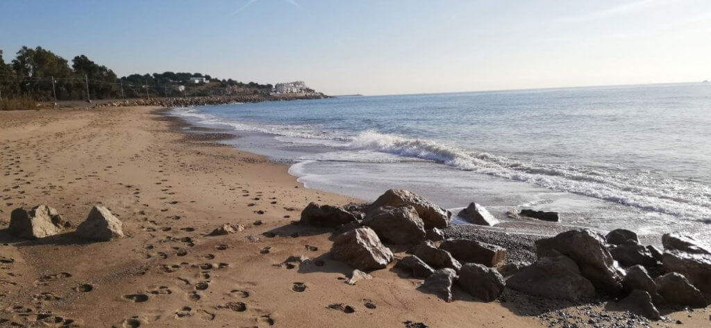 La playa Cubelles / Platja Llarga se encuentra en el municipio de Cubelles, perteneciente a la provincia de Barcelona y a la comunidad autónoma de Cataluña