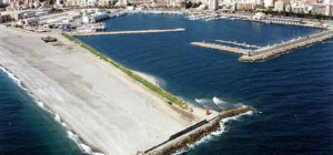 La playa Playa de Poniente / Playa del Carboncillo / Playa de La Sirena Loca se encuentra en el municipio de Adra