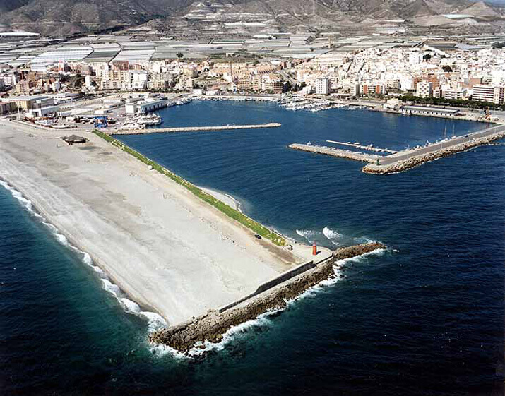 La playa Playa de Poniente / Playa del Carboncillo / Playa de La Sirena Loca se encuentra en el municipio de Adra