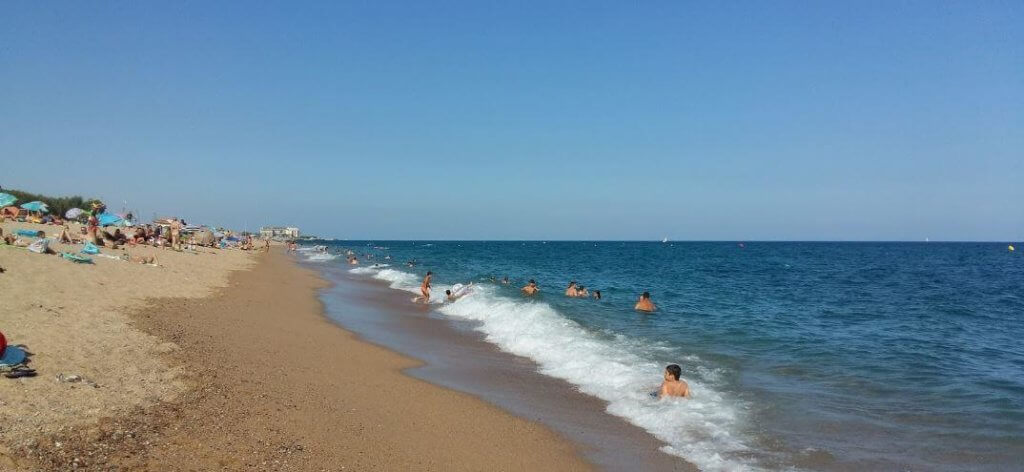 La playa Playa del Pins / Pineda de Mar se encuentra en el municipio de Pineda de Mar, perteneciente a la provincia de Barcelona y a la comunidad autónoma de Cataluña